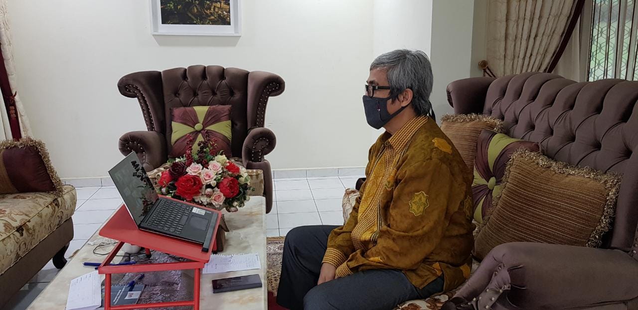 Direktur Produksi PT Semen Padang Firdaus mengikuti Penganugerahan K3 yang dihadiri Menteri  Ketenagakerjaan Indonesia Ida Fauziyah secara virtual, Kamis (8/10)